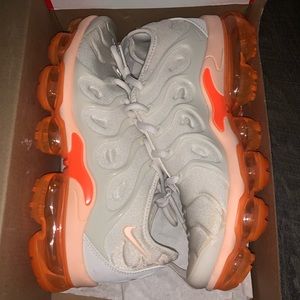 Woman’s Nike vapormax plus